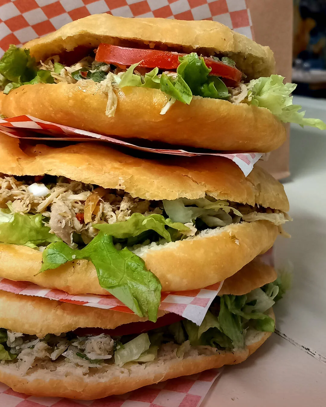 Bokits antillais garnis, pain frit doré et salade