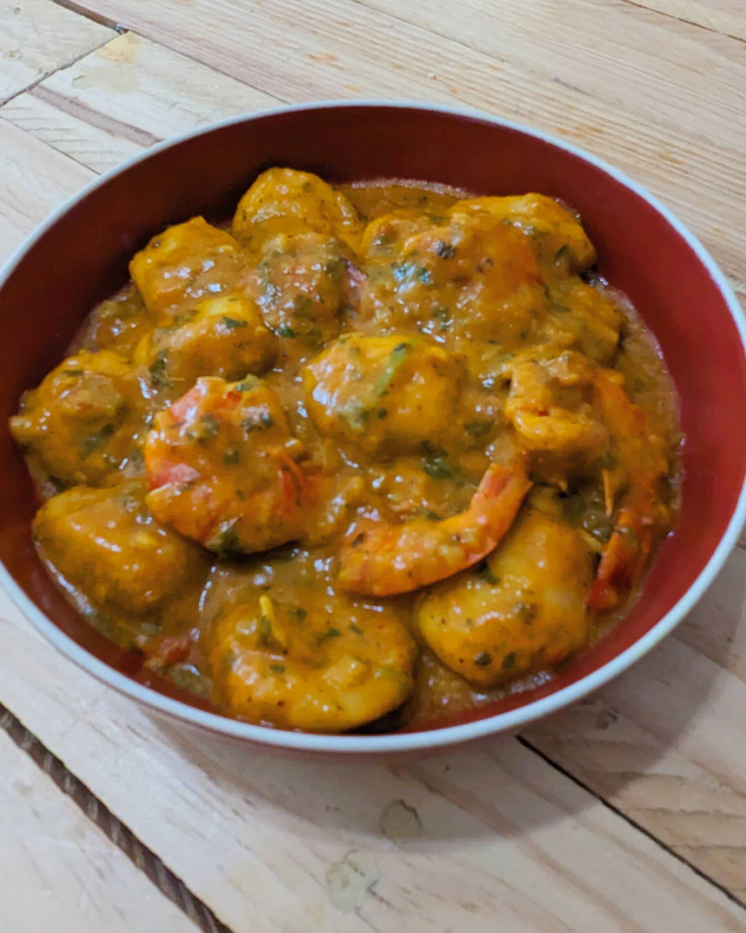 Dombrés aux crevettes, boulettes de farine en sauce créole