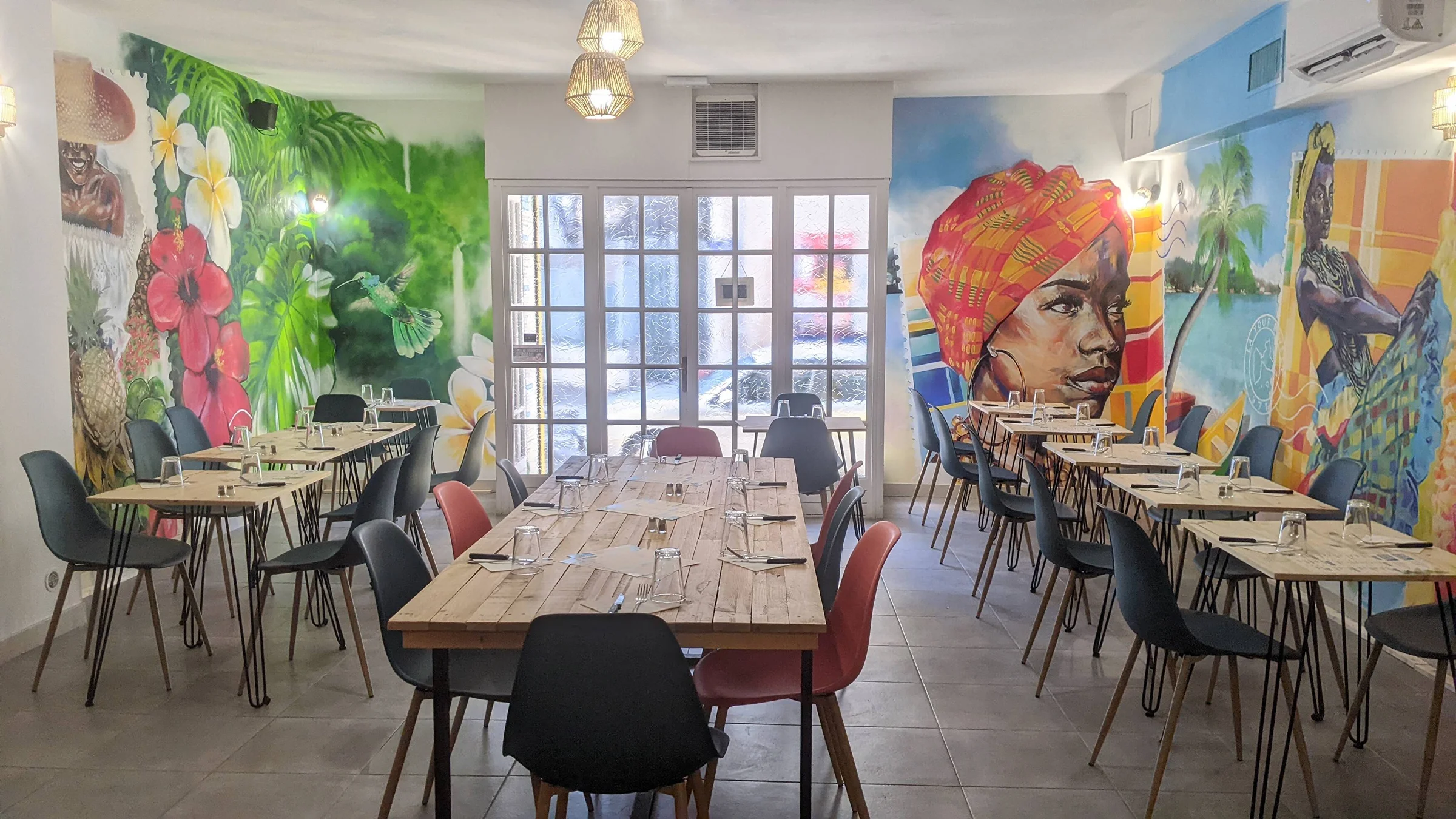 Salle chaleureuse avec plats créoles servis : accras, bokits et colombo